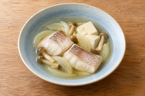 マダイの骨取り身と豆腐の潮汁風のAI生成イメージ