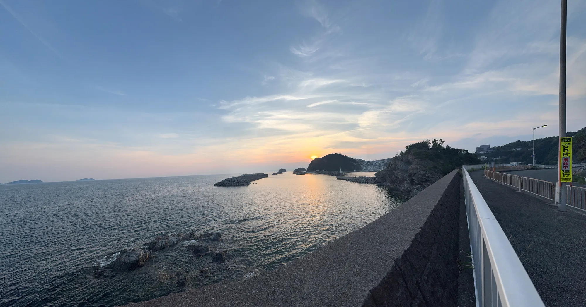 田野の海沿いの夕景