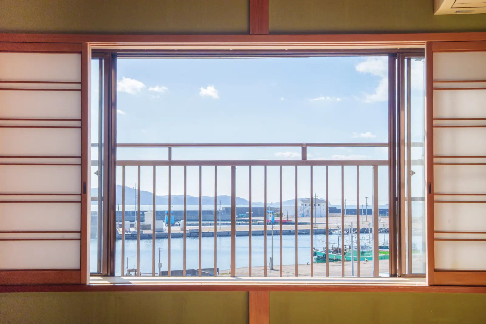 部屋の窓から見える海と港